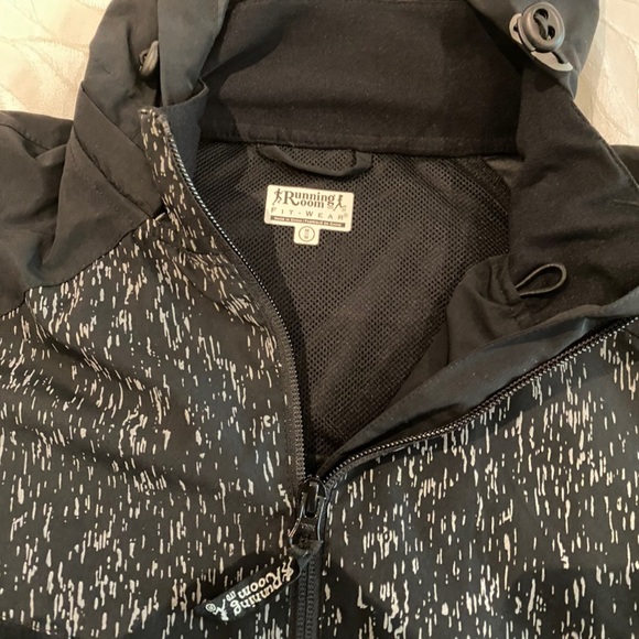 ‼️SOLD‼️Black windbreaker from The Running Room! - Picture 3 of 3